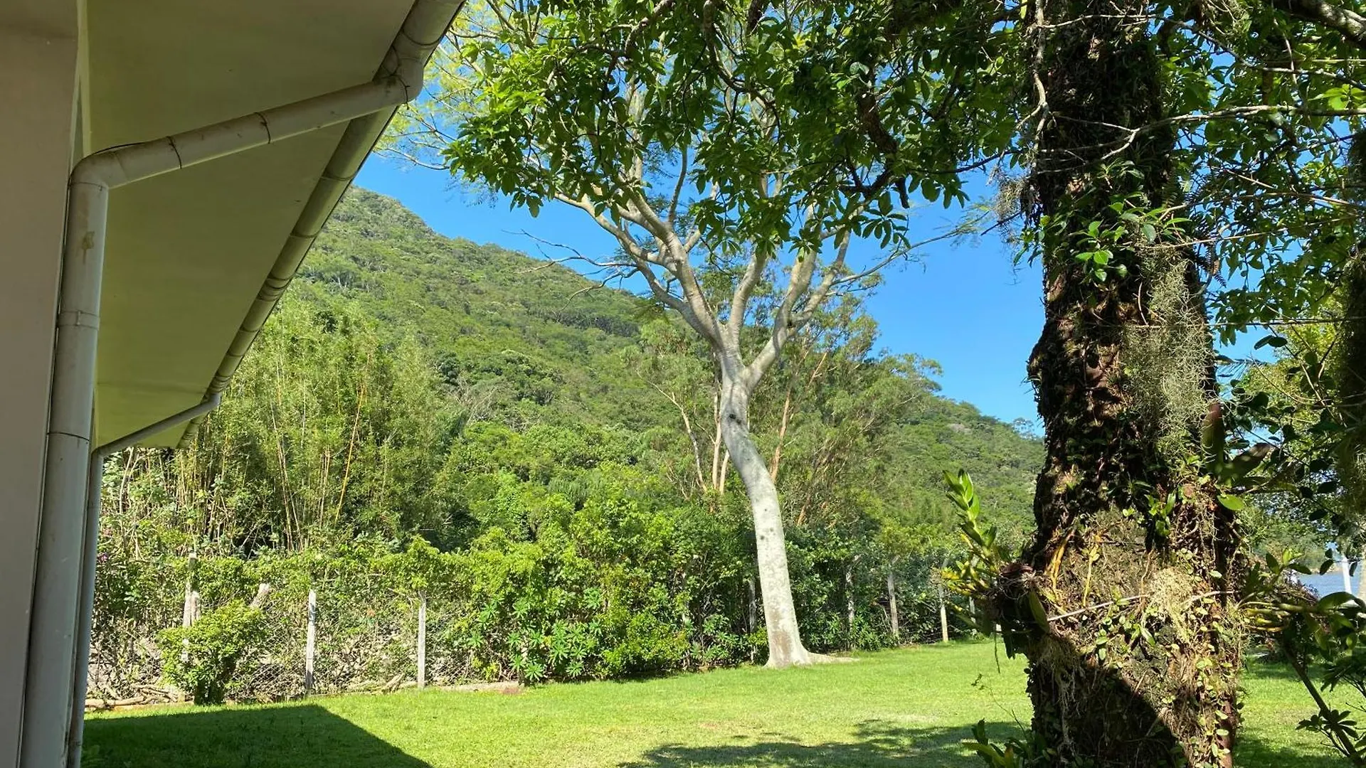 Casa De Frente Para O Mar Na Enseada De Brito Palhoca Brazil